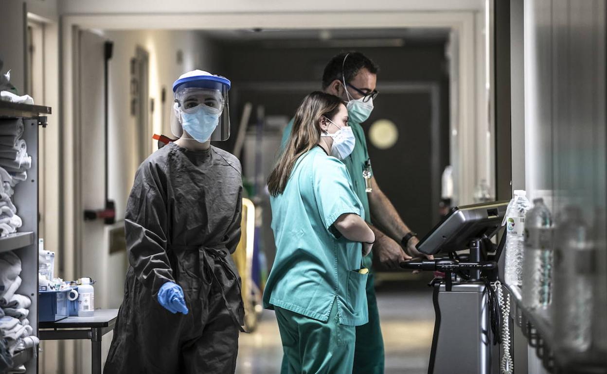 Imagen de archivo de los pasillos del Hospital San Pedro durante esta sexta ola