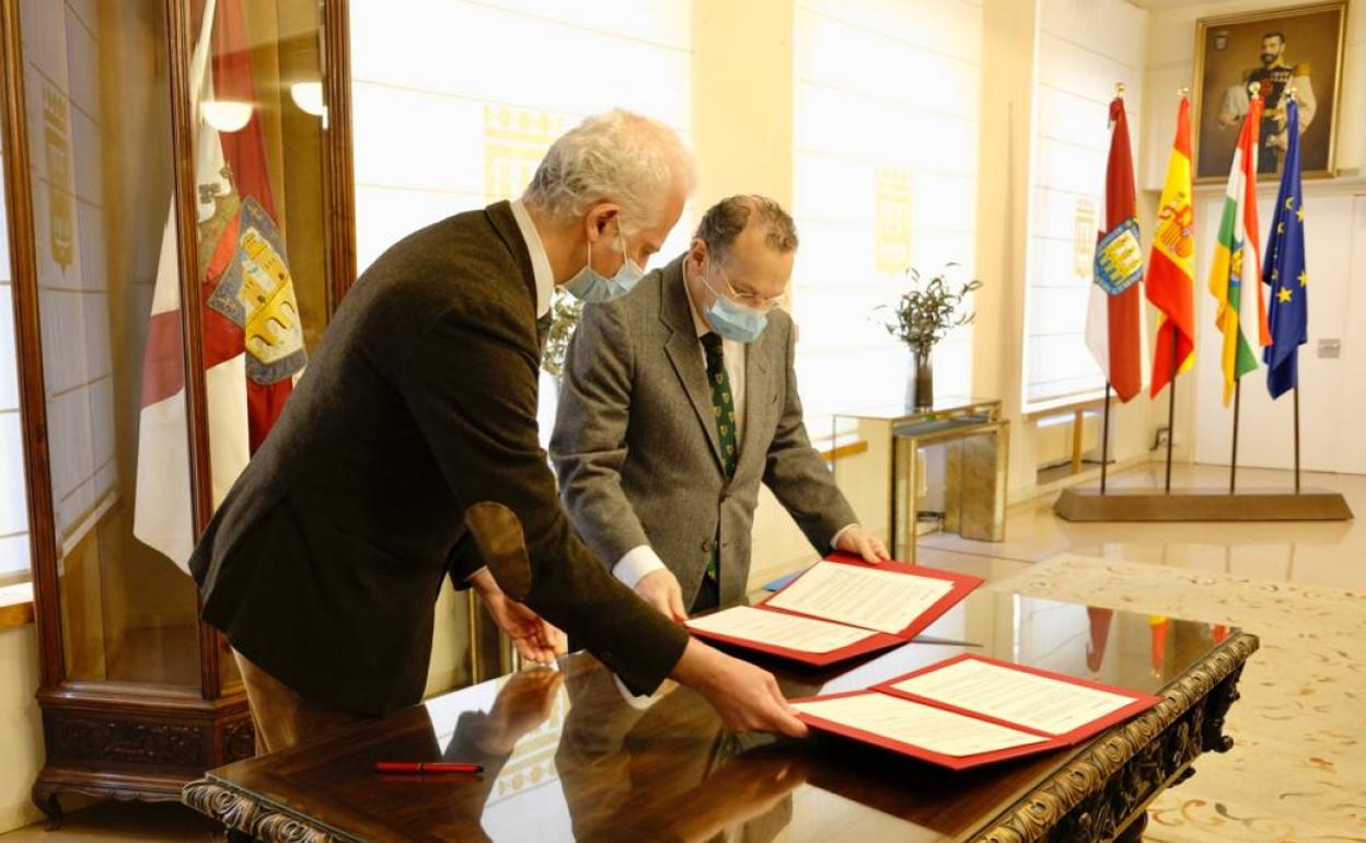 El alcalde y el rector de la UNIR han firmado el convenio de colaboración. 