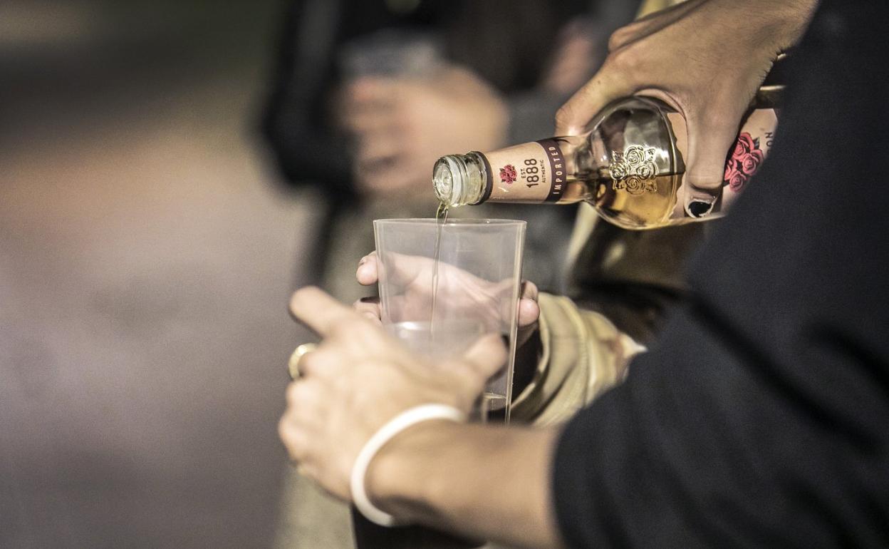 Botellón en el parque del Ebro de Logroño, en octubre del pasado año. 