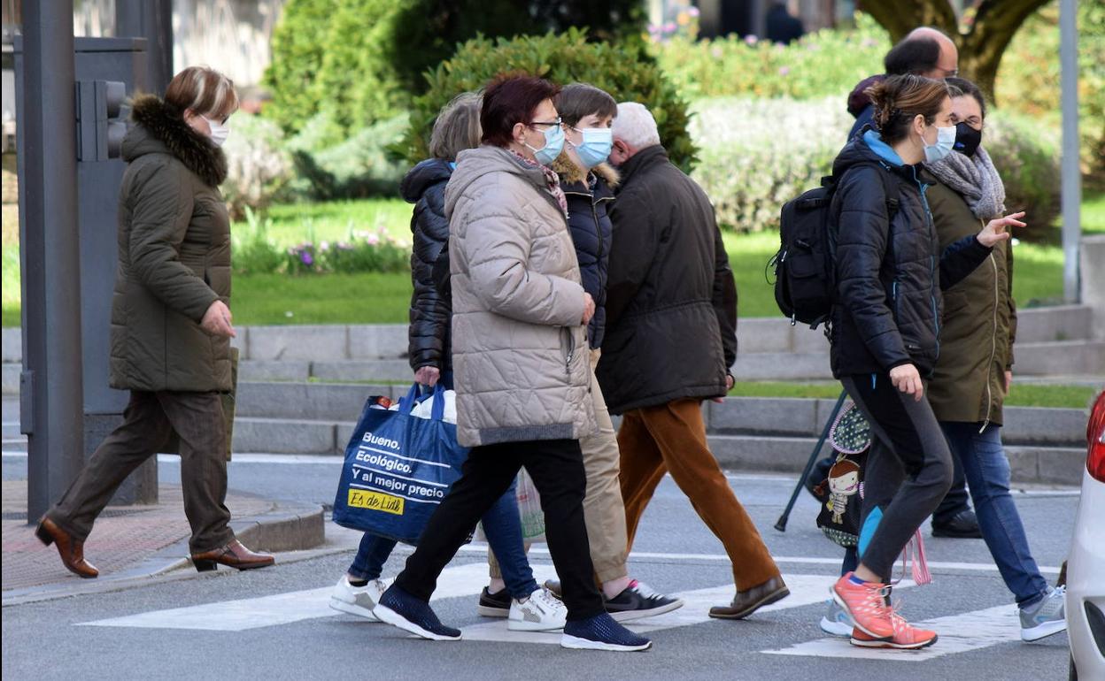 Varios peatones cruzan una calle de Logroño