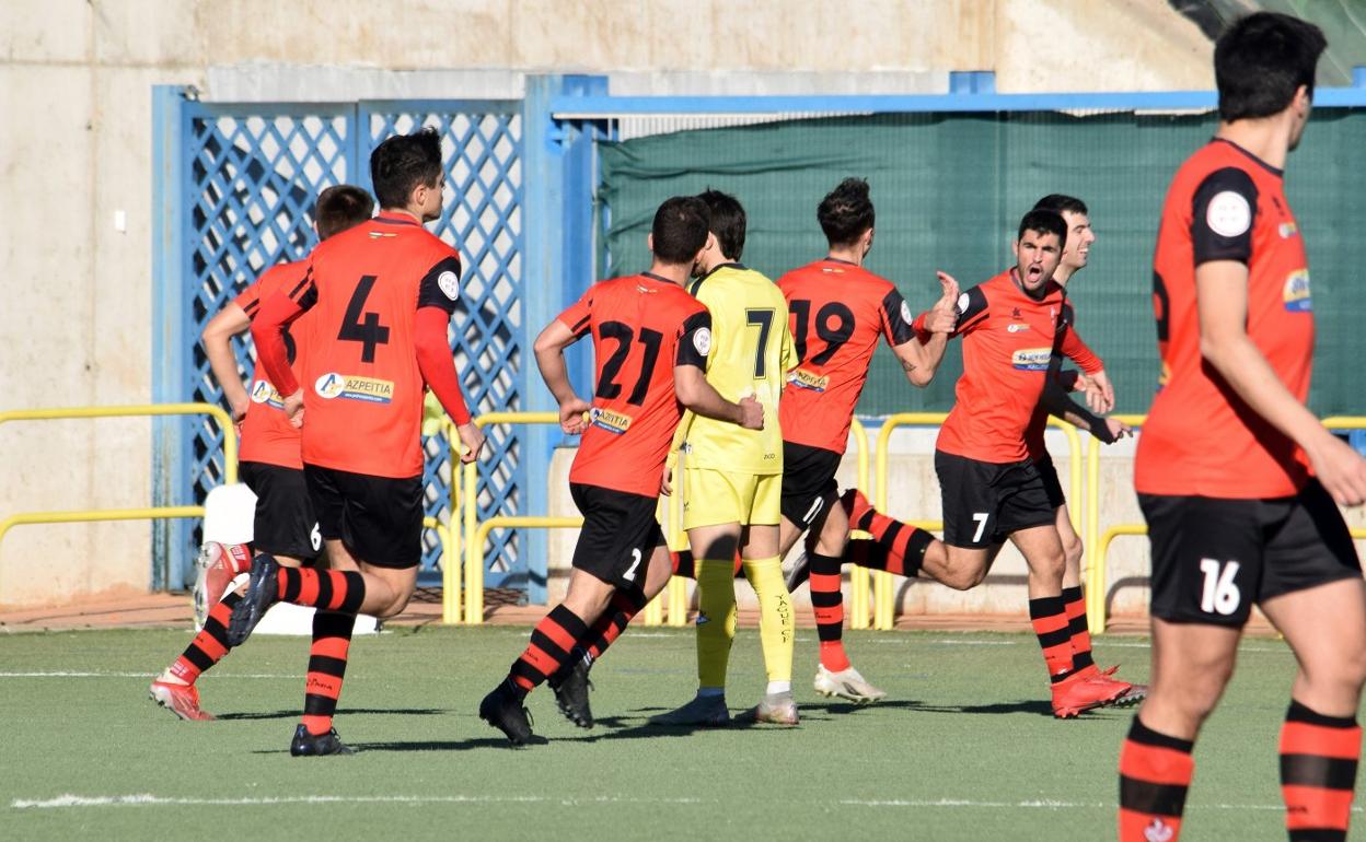 El jugador calceatense Efrén celebra con sus compañeros uno de los goles contra el Yagüe. 