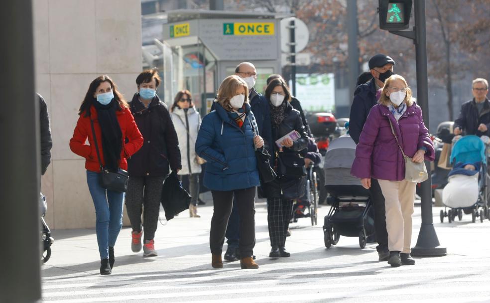 Personas con mascarilla por Logroño en la mañana de este jueves. 