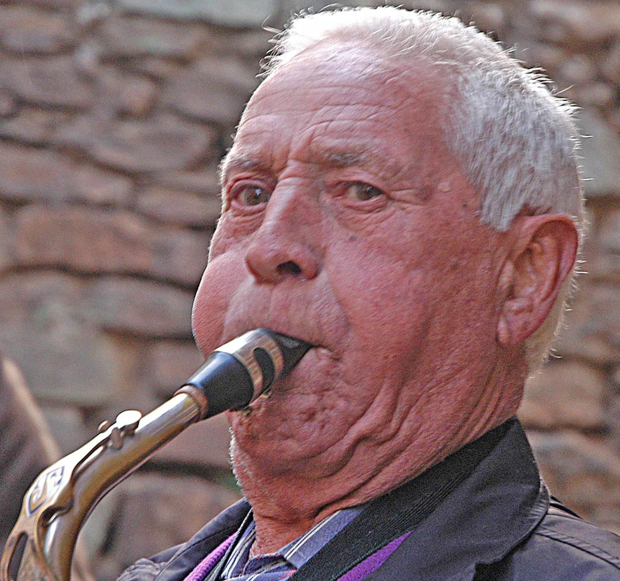 Jesús tocando su saxofón en fiestas de Cornago. 