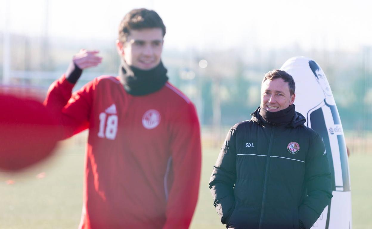 Llona, al fondo, en un entrenamiento de la SD Logroñés. 