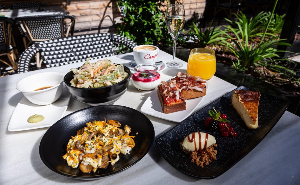 Wine Fandango sirve su brunch en la terraza o en el interior de su local. 