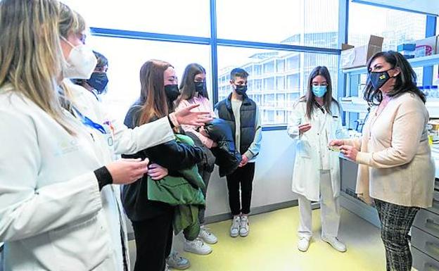 Imagen principal - Arriba, visita de Concha Andreu al CIBIR. A la izquierda, a concejala de igualdad Eva Tobías recibe a los participantes en los talleres sobre mujeres científicas. A la derecha, exposición 'Ellas ilustran botánica'. 