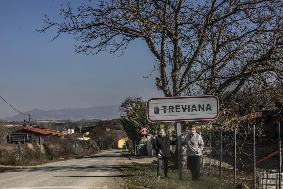 TREVIANA. Milagros y Chelo, a la entrada del municipio. 