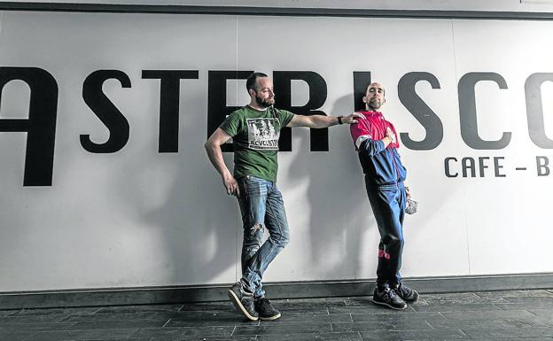 Óscar Solorzano y David Arza posan en la entrada del bar Asterisco de la calle Portales.