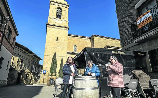 OLLAURI. María Teresa, Fuensanta y Merche toman café en la terraza del Hogar del Jubilado, junto a la iglesia del Salvador.