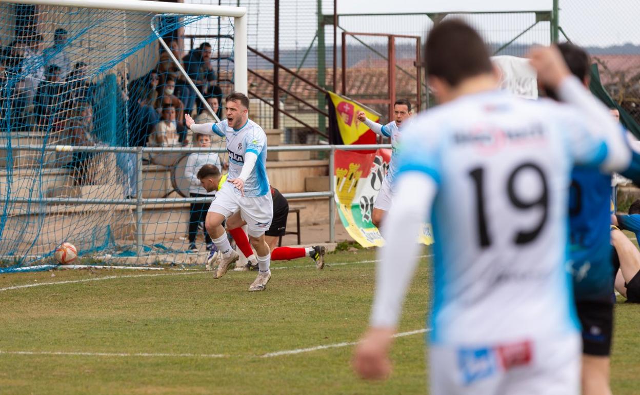 Míchel celebra el primer gol del Arnedo en San Roque. 