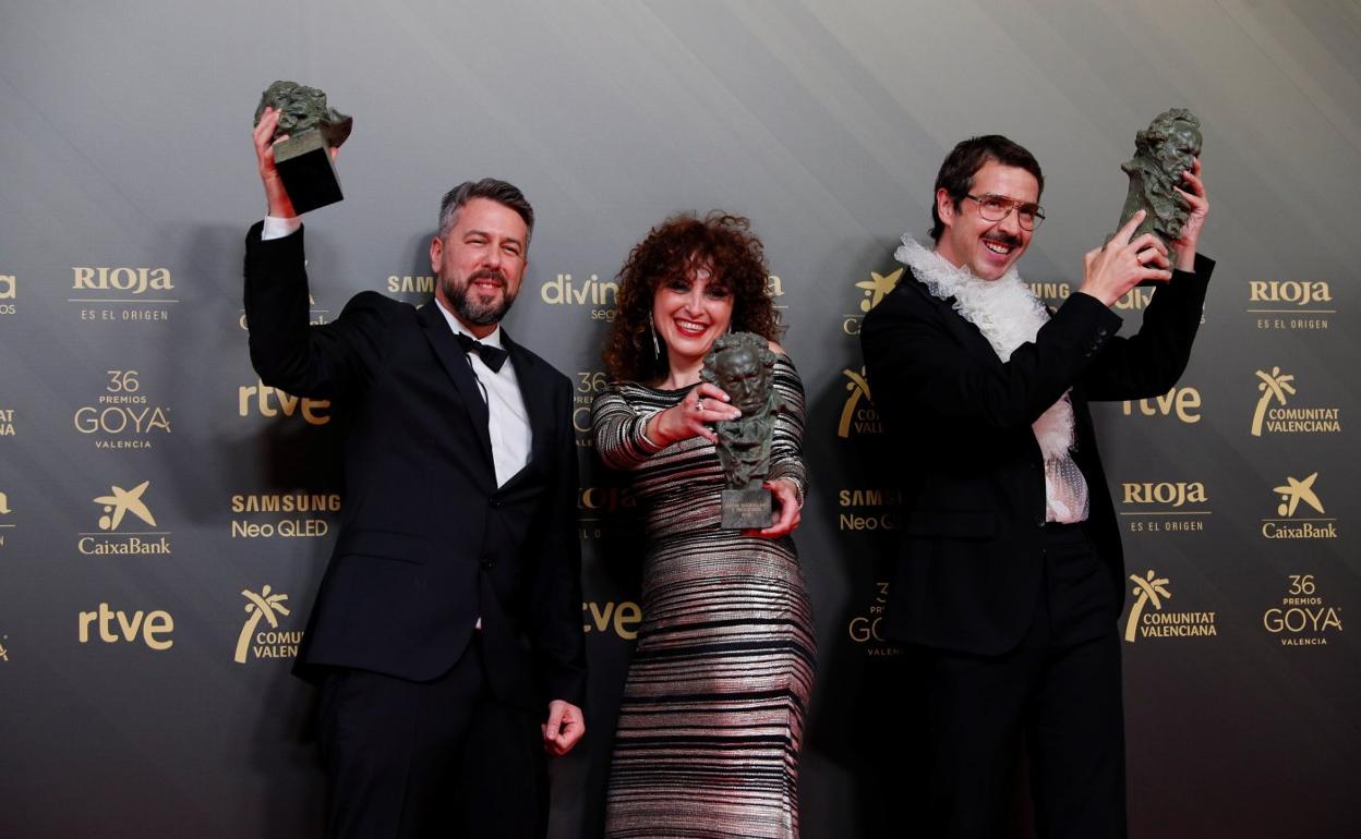 Nacho Díaz, Sarai Rodríguez y Benjamín Pérez tras recoger el Goya por su trabajo en 'Las leyes de la frontera'. 