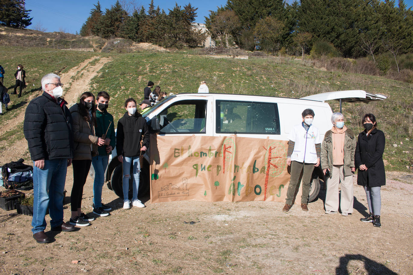 Fotos: Los alumnos del IES Ciudad de Haro plantan árboles en el cerro de Santa Lucía