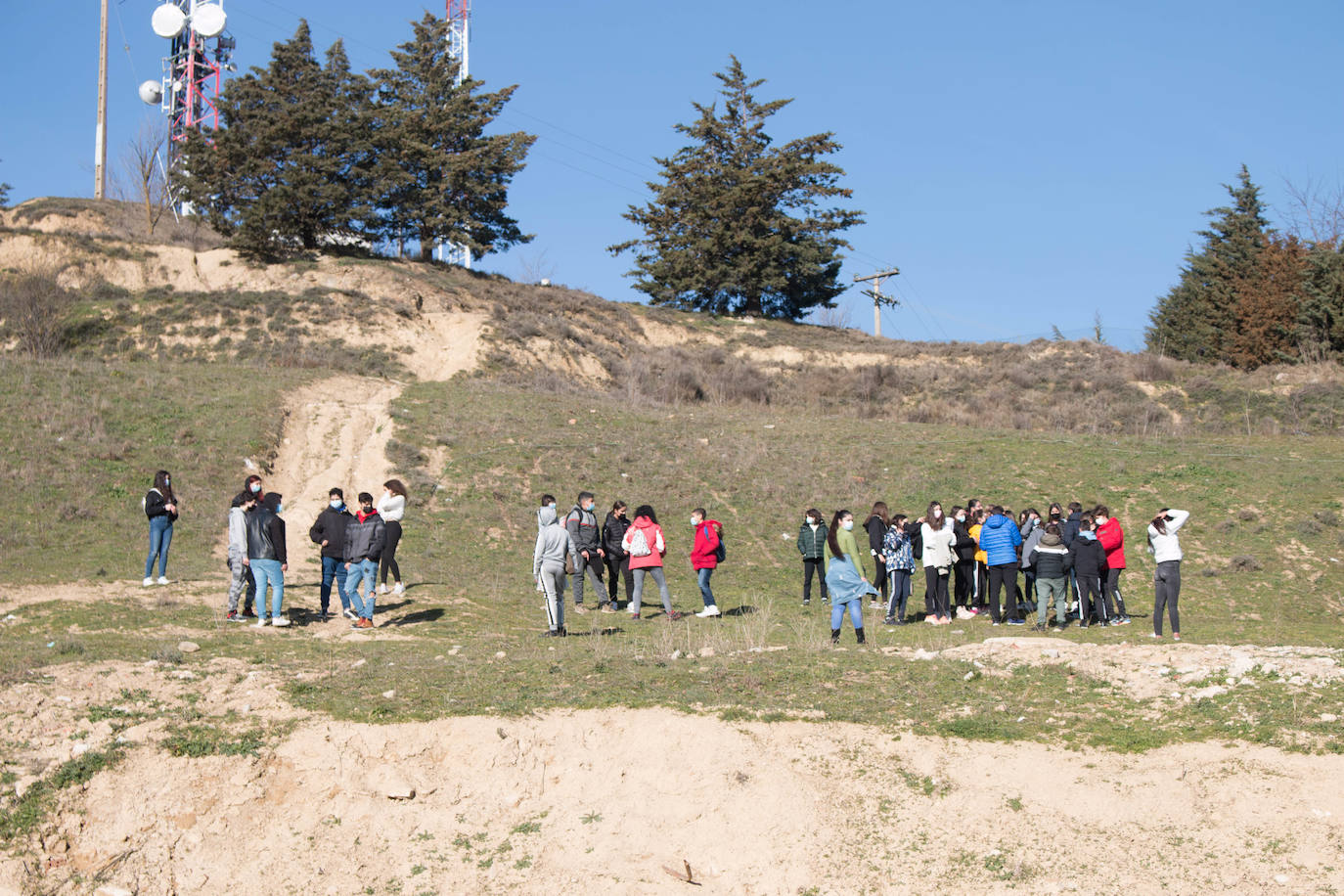 Fotos: Los alumnos del IES Ciudad de Haro plantan árboles en el cerro de Santa Lucía