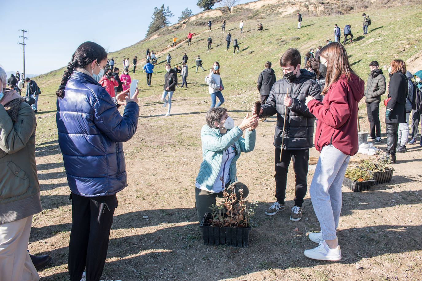 Fotos: Los alumnos del IES Ciudad de Haro plantan árboles en el cerro de Santa Lucía