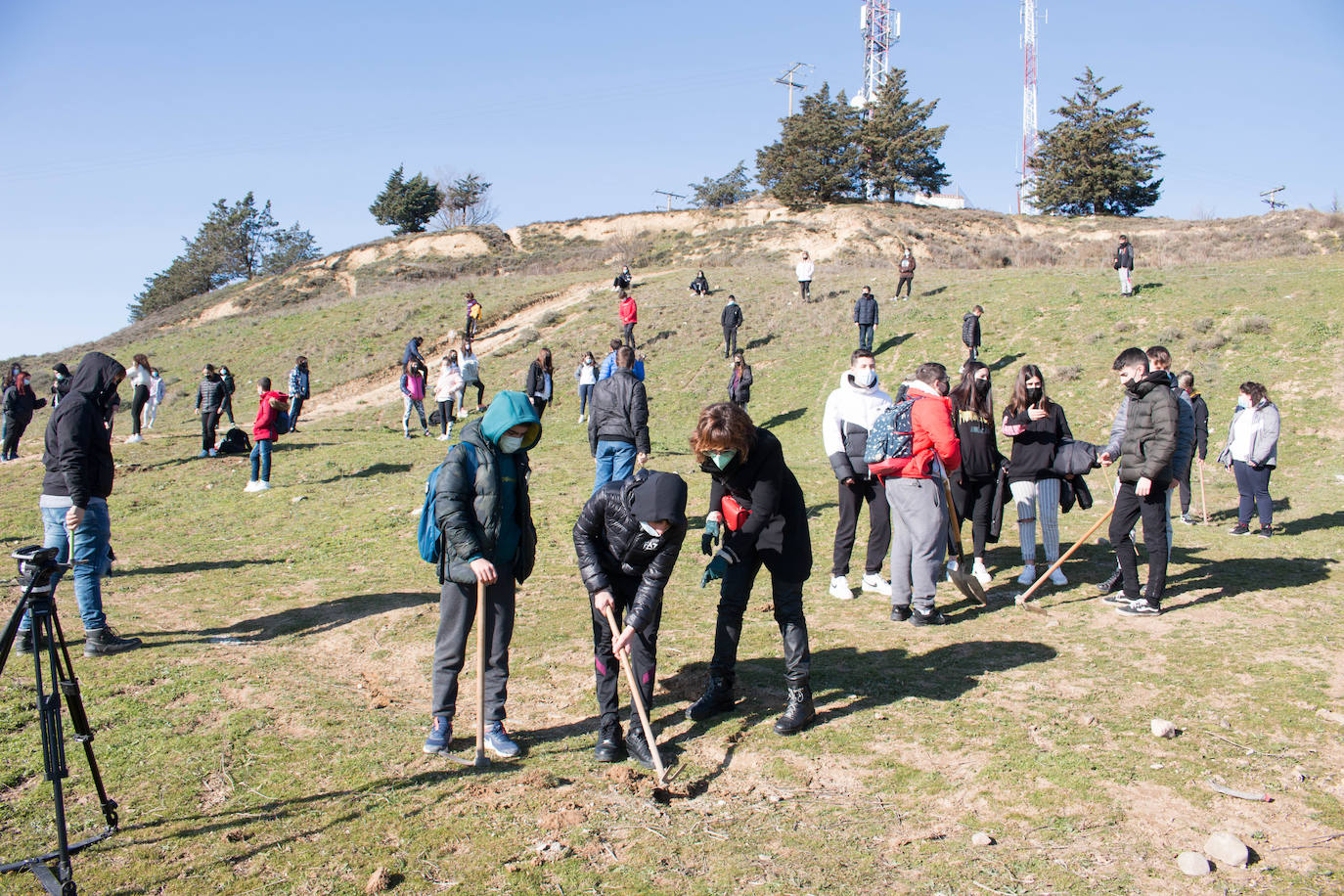 Fotos: Los alumnos del IES Ciudad de Haro plantan árboles en el cerro de Santa Lucía