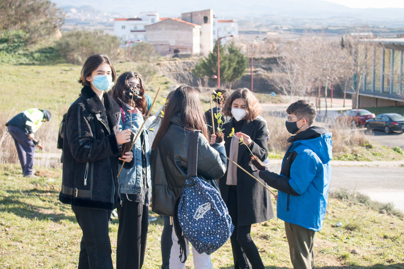 Fotos: Los alumnos del IES Ciudad de Haro plantan árboles en el cerro de Santa Lucía