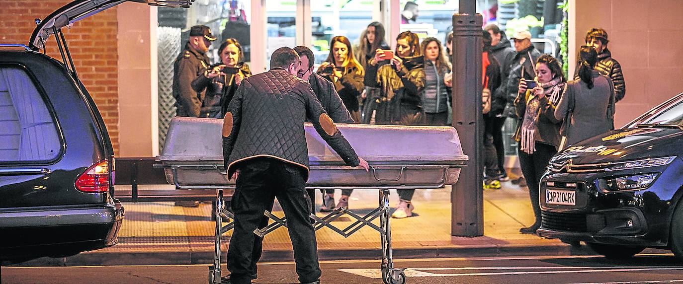 Empleados de la funeraria trasladan el cadáver de Pedro José Sáez Alfaro hallado en su domicilio el 18 de febrero de 2020.