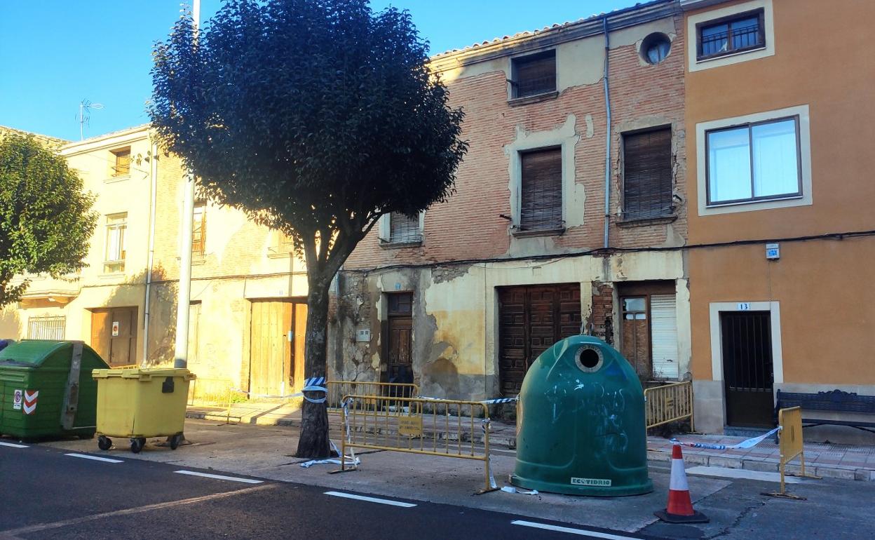 Acordonados, los dos inmuebles en ruina de la calle Sor María de Leiva. 