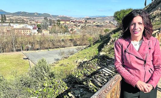 La alcaldesa Laura Rivado en el mirador donde finalizará la pasarela. 