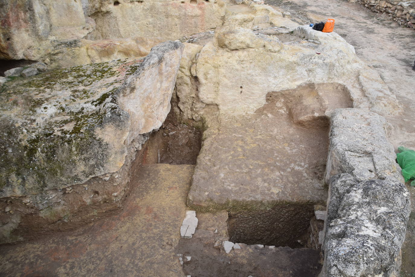 La campaña de mantenimiento del yacimiento arqueológico de Contrebia Leucade ha concluido con importantes novedades como el hallazgo de un lagar en el sector norte. 