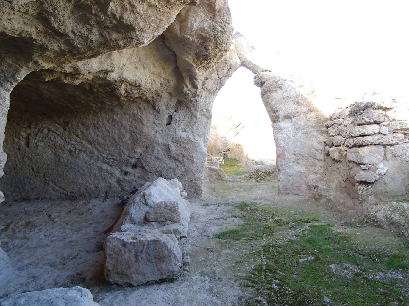 La campaña de mantenimiento del yacimiento arqueológico de Contrebia Leucade ha concluido con importantes novedades como el hallazgo de un lagar en el sector norte. 