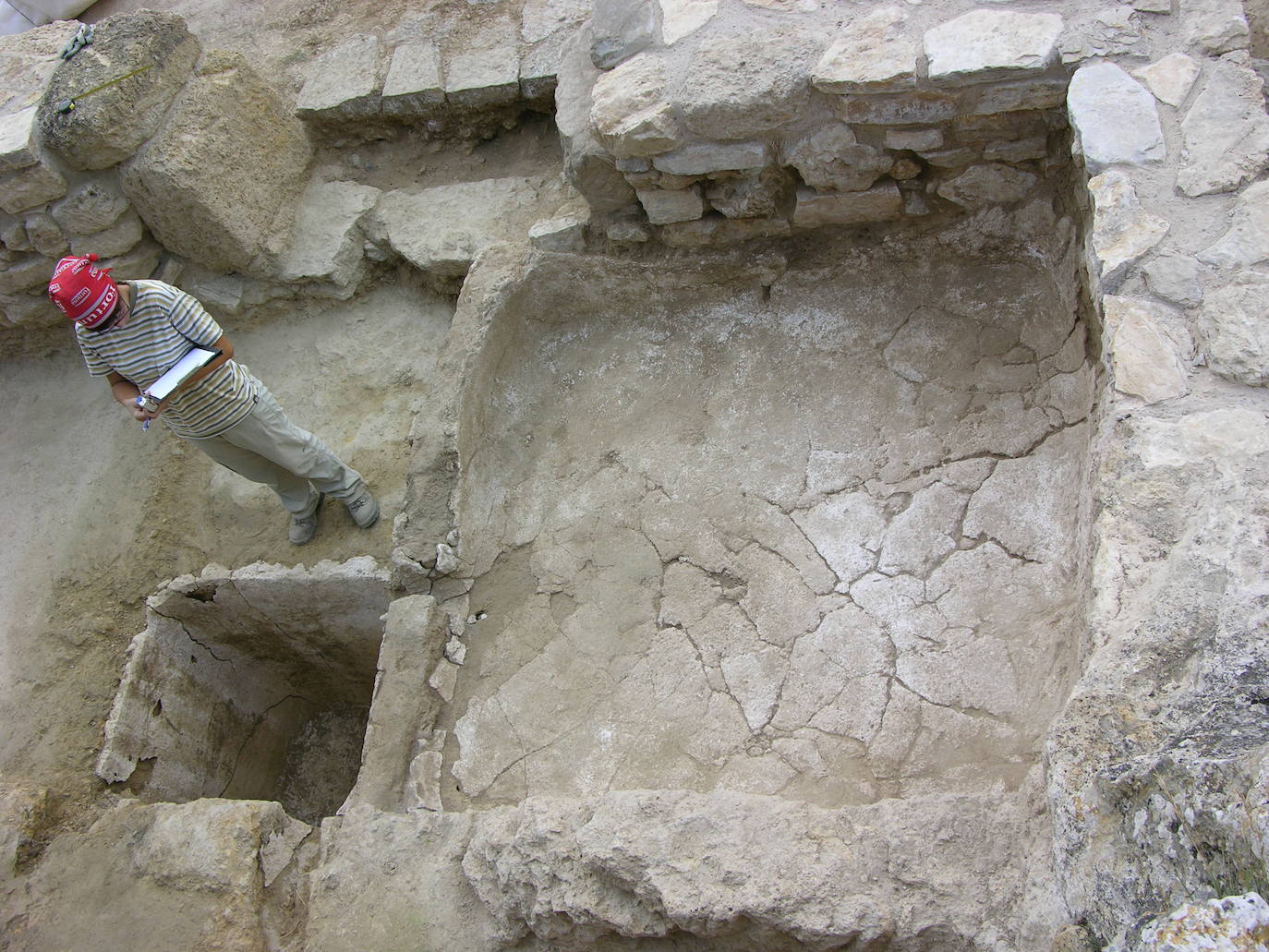 La campaña de mantenimiento del yacimiento arqueológico de Contrebia Leucade ha concluido con importantes novedades como el hallazgo de un lagar en el sector norte. 