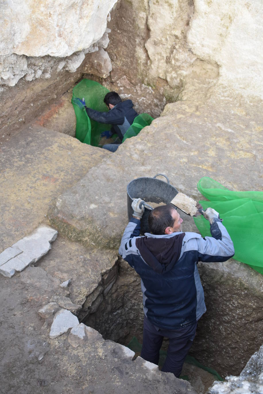 La campaña de mantenimiento del yacimiento arqueológico de Contrebia Leucade ha concluido con importantes novedades como el hallazgo de un lagar en el sector norte. 