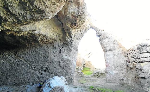 Una de las casas excavadas en la montaña. 