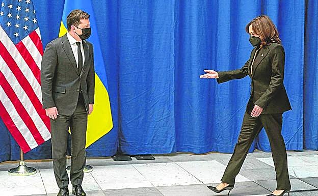Kamala Harris, vicepresidenta de EE UU, saluda al presidente ucraniano Zelenski, ayer en Múnich. 