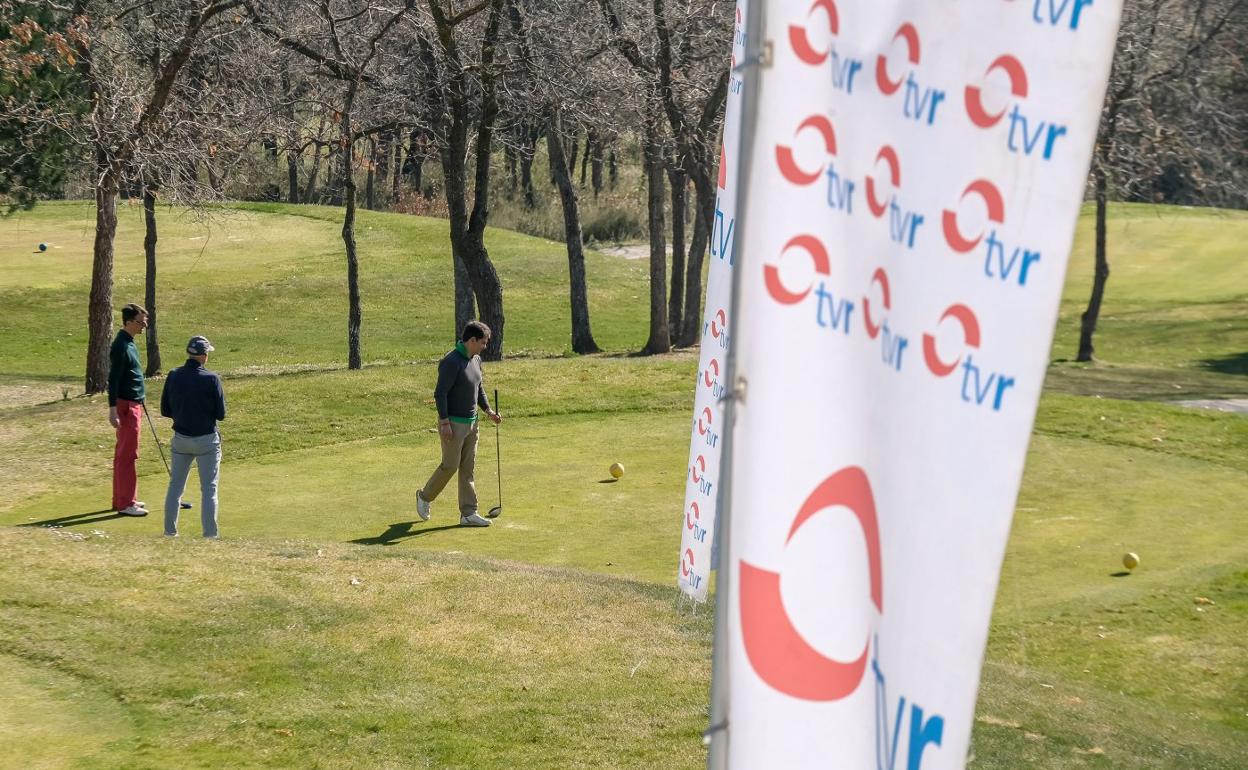 Los integrantes de un partido se preparan para iniciar el hoyo 1, en una edición anterior del torneo de TVR. 