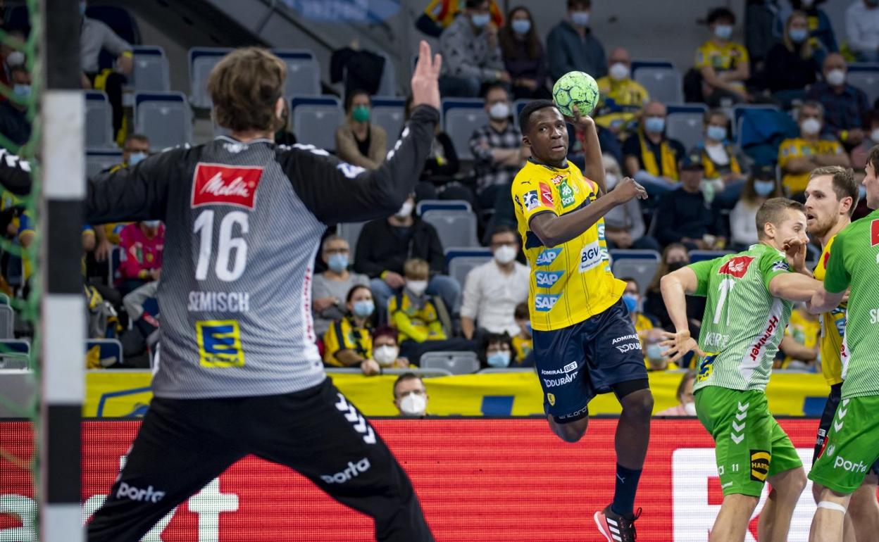 Mamadou prepara el brazo para un lanzamiento. 