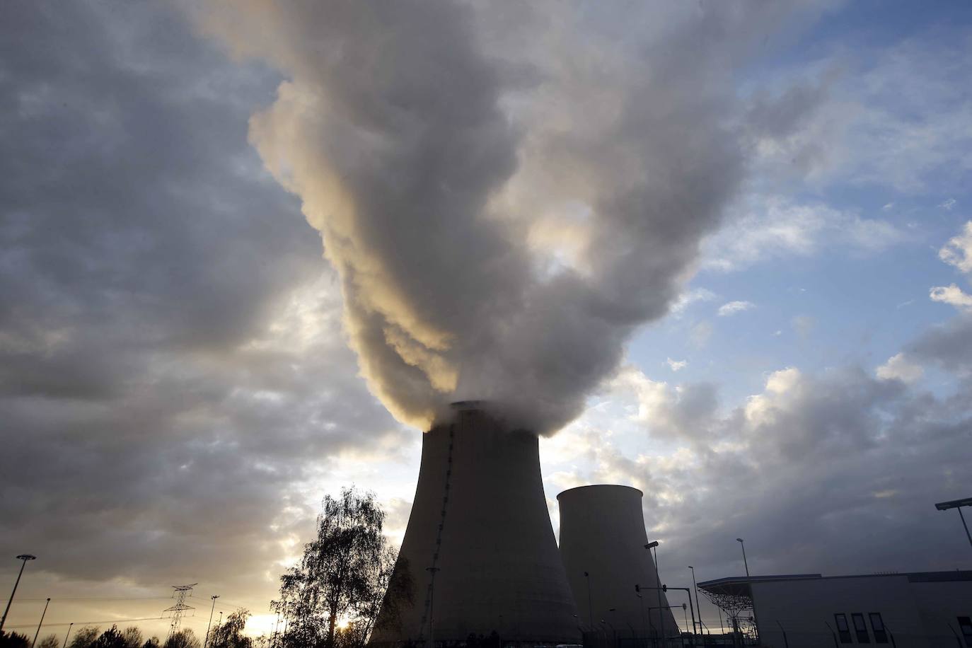 Vapor de agua saliendo de una de las torres de refrigeración de la planta nuclear de EDF en Nogent-Sur-Seine, Francia.