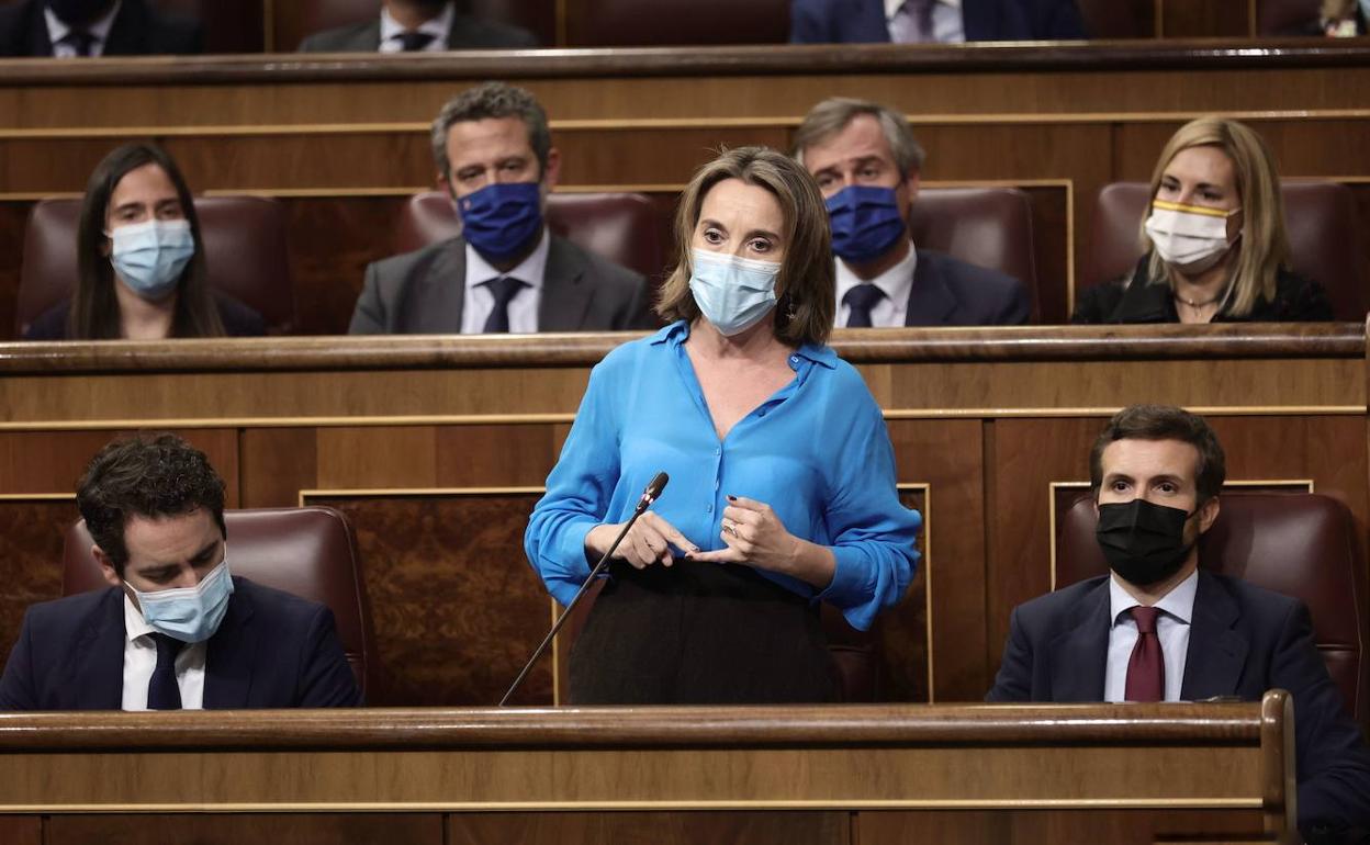 Gamarra, en el Congreso, entre García Egea y Casado. 