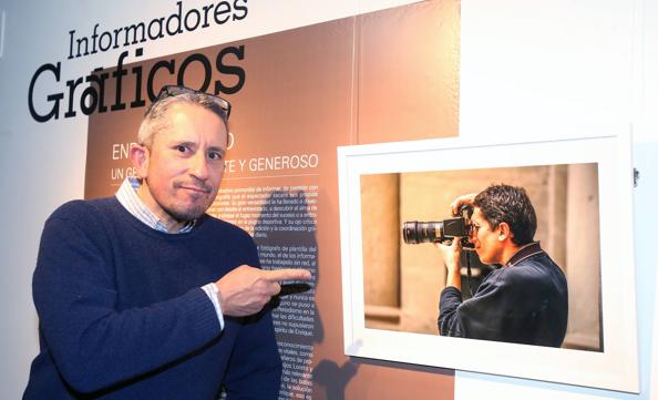 Enrique del Río, ante una imagen suya disparando una foto. 