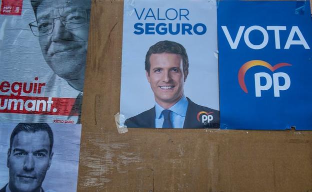 El rostro de Pablo Casado en un cartel electoral de las elecciones generales de 2019, que ganó el socialista Pedro Sánchez, abajo a la izquierda. 