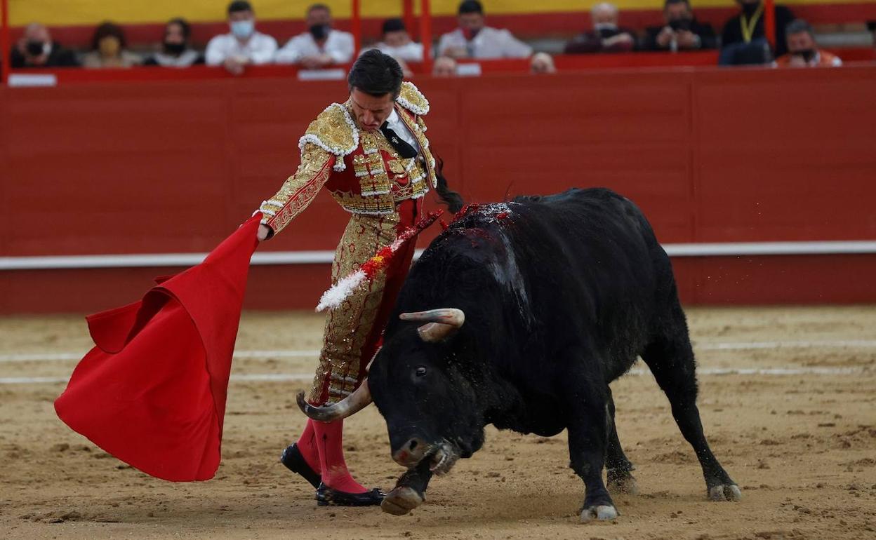 El diestro Diego Urdiales da un pase a uno de sus toros en la Feria de San Blas, en la plaza de Toros de Valdemorillo 