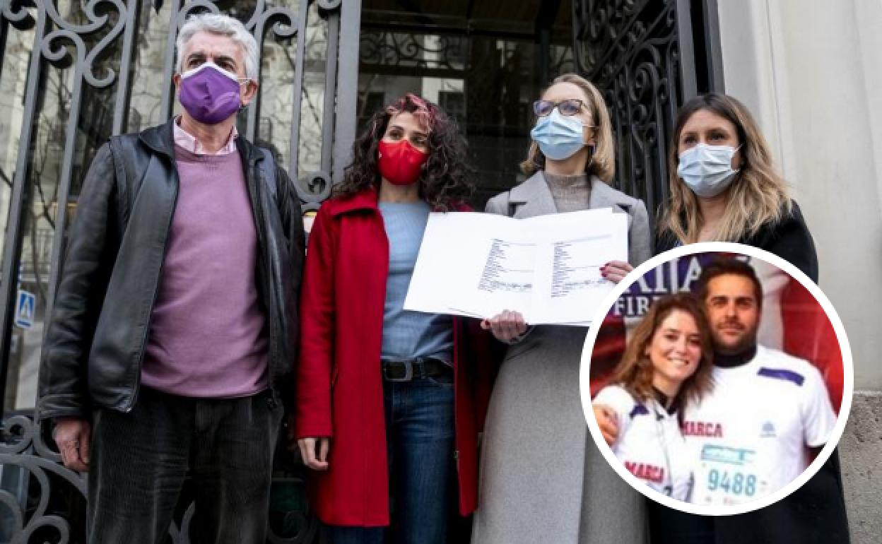 Portavoces de Unidas Podemos posan después de ampliar la denuncia sobre los contratos al hermano de la presidenta de la Comunidad de Madrid en la Fiscalía Anticorrupción.