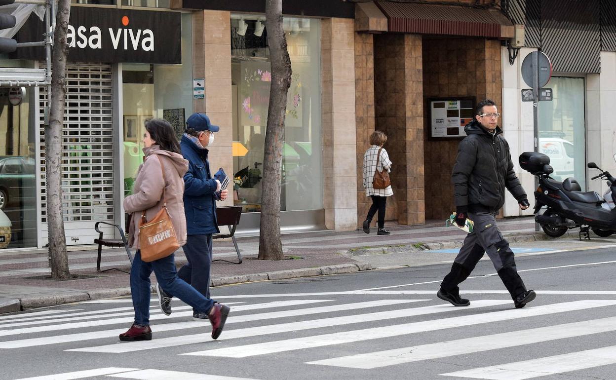 Varias personas, por una céntrica calle de Logroño. 