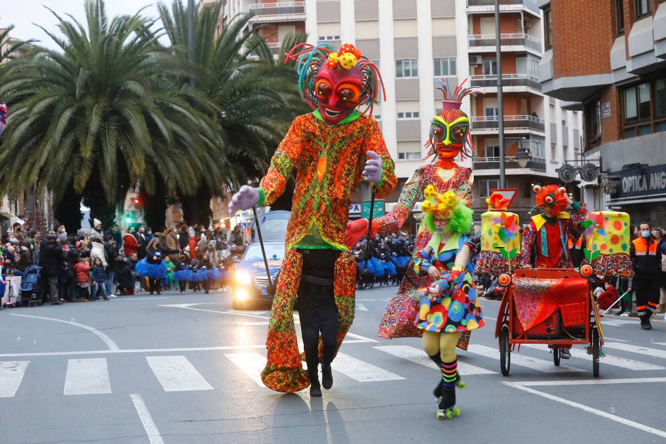 Los ciudadanos no han faltado a la cita, han acudido al desfile por la ciudad para observar los disfraces de los grupos que participan en el esperado acto