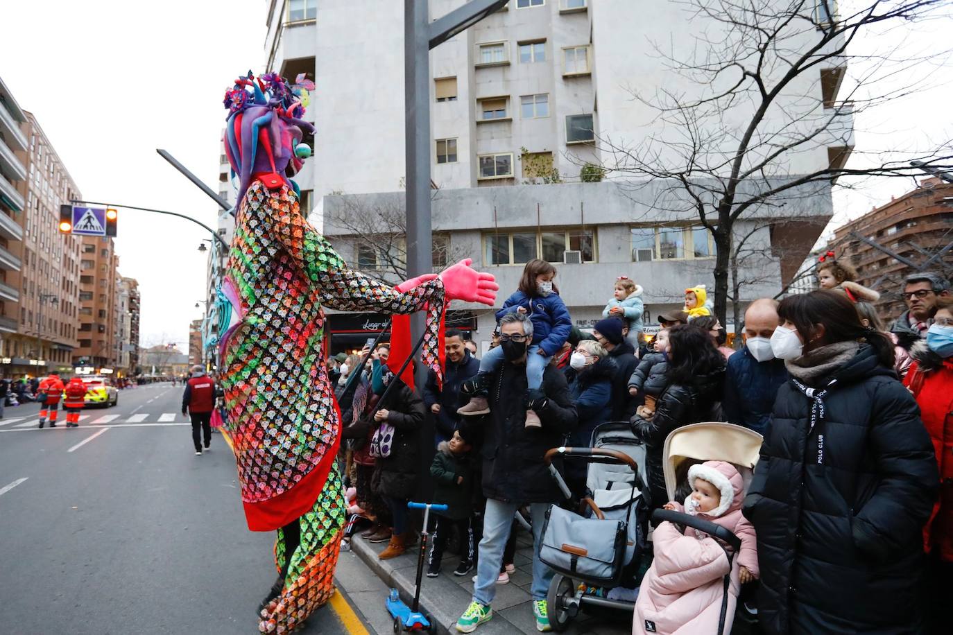 Los ciudadanos no han faltado a la cita, han acudido al desfile por la ciudad para observar los disfraces de los grupos que participan en el esperado acto