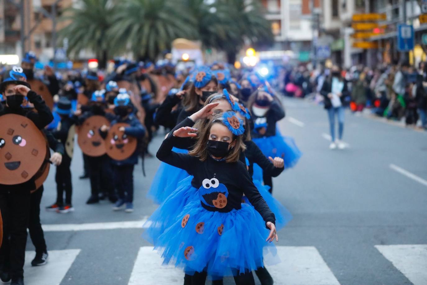 Los ciudadanos no han faltado a la cita, han acudido al desfile por la ciudad para observar los disfraces de los grupos que participan en el esperado acto