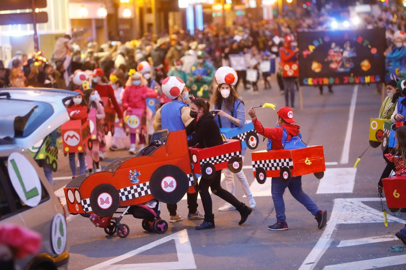 Los ciudadanos no han faltado a la cita, han acudido al desfile por la ciudad para observar los disfraces de los grupos que participan en el esperado acto