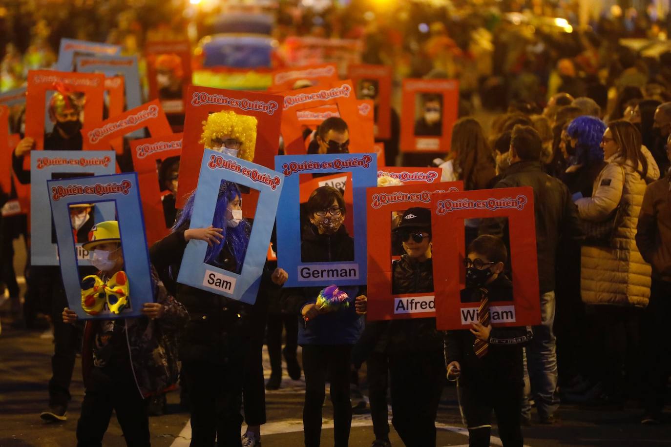 Los ciudadanos no han faltado a la cita, han acudido al desfile por la ciudad para observar los disfraces de los grupos que participan en el esperado acto