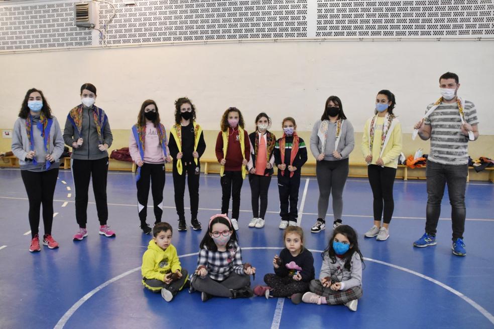 Varios alumnos y monitores de la escuela municipal de danza, en el pabellón del colegio Ángel Oliván donde ensayan. 