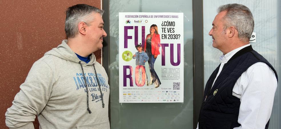 Germán Cantabrana y Miguel Ángel Echeita observan el cartel sobre las enfermedades raras junto a la sede de la ARER en Logroño. 