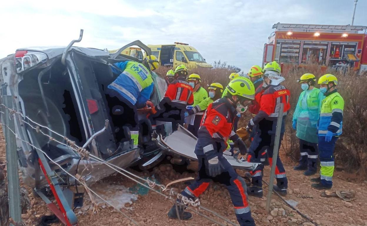 Bomberos y sanitarios actúan en el lugar del accidente. 