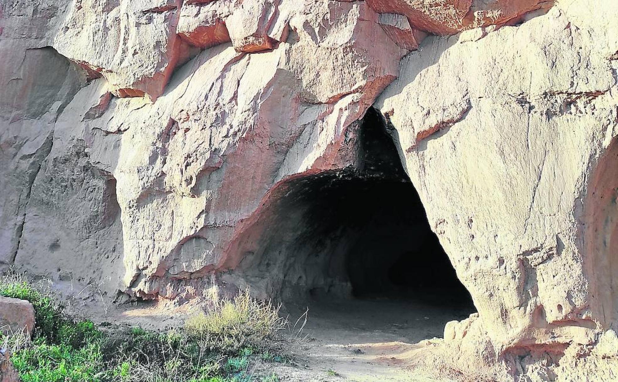 La iglesia rupestre se encuentra en la peña de arenisca, con un sendero acondicionado por el Ayuntamiento. 