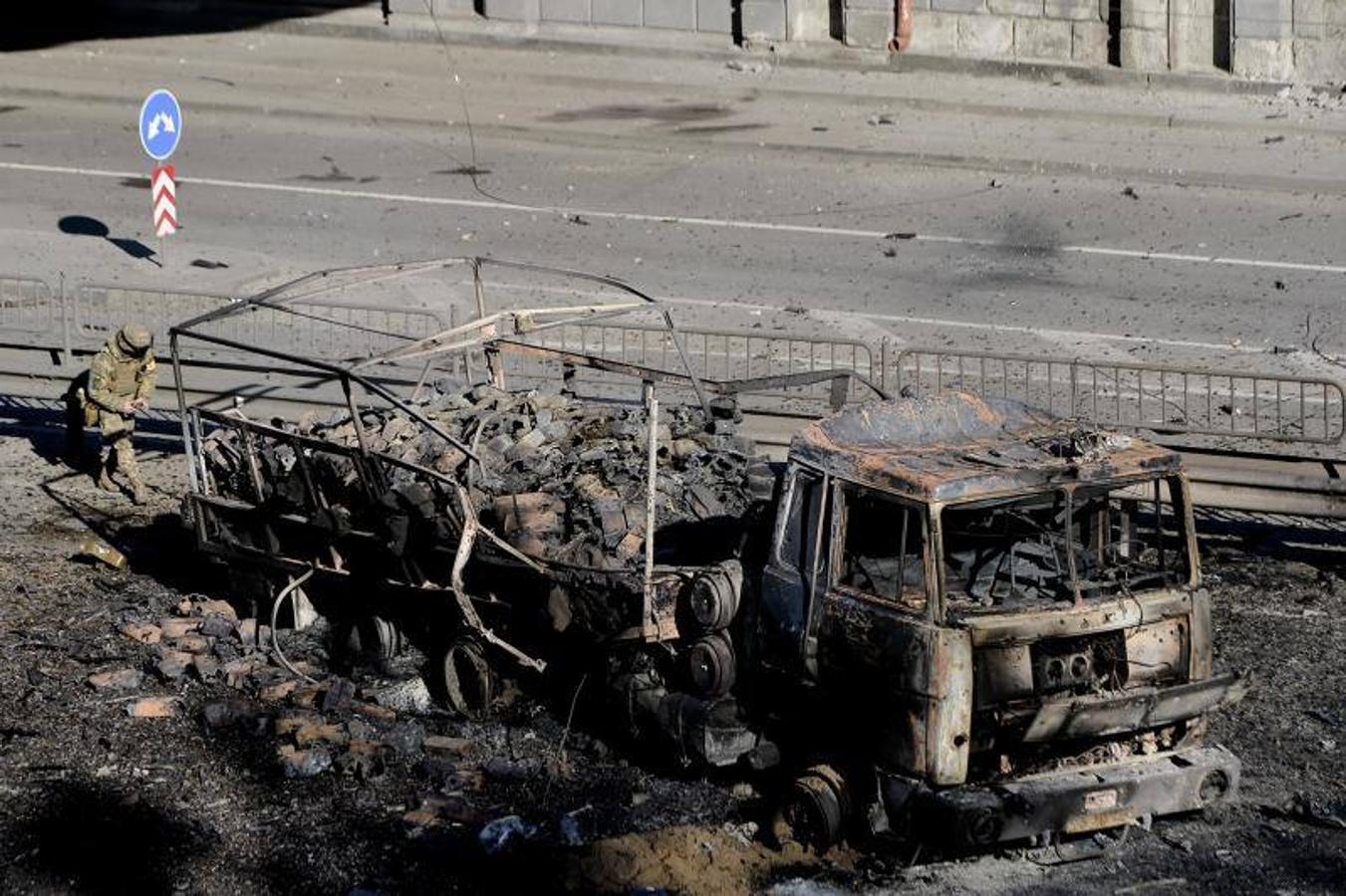 Vehículo destrozado tras una batalla.