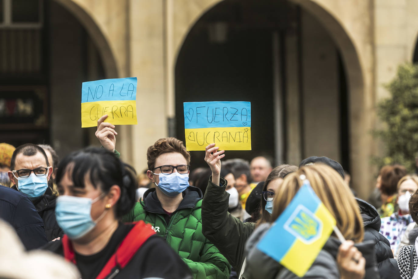 Fotos: Concentración en la plaza del Mercado de Logroño para clamar por la paz en Ucrania