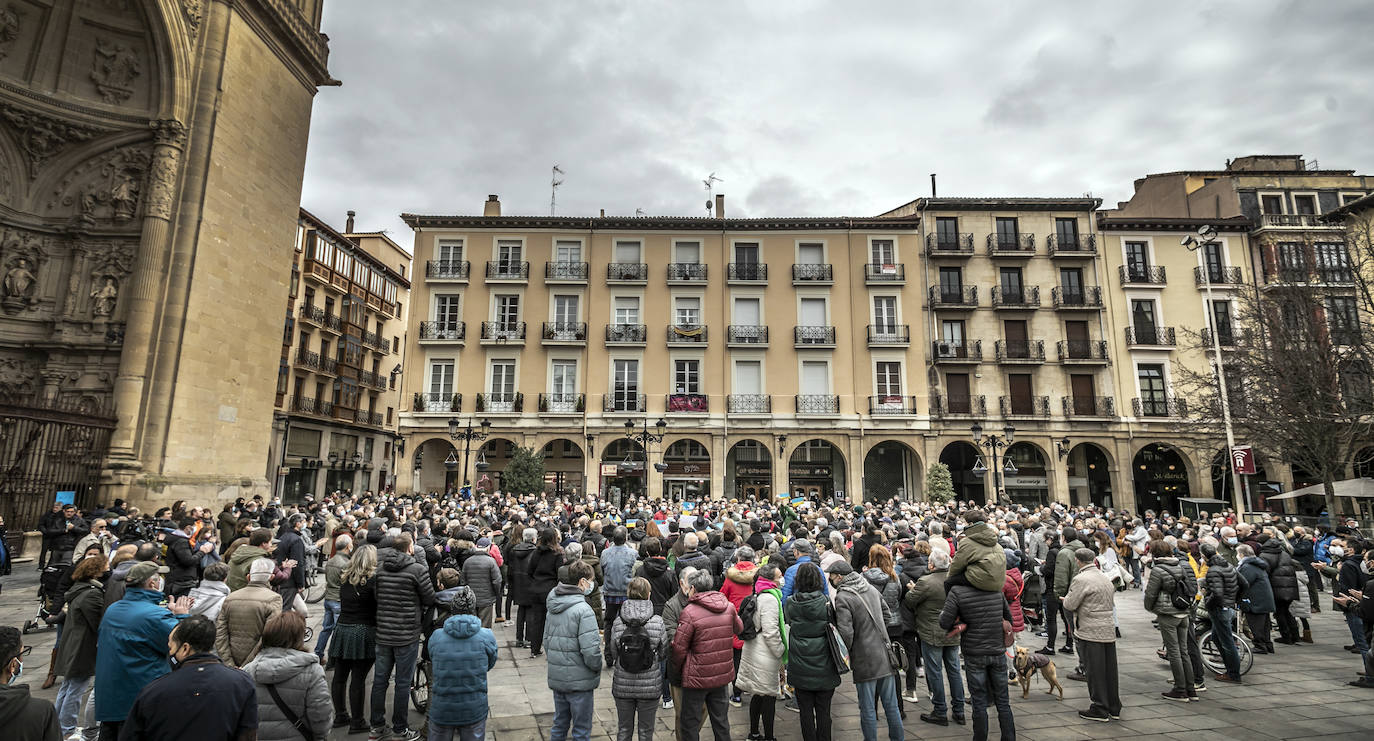 Fotos: Concentración en la plaza del Mercado de Logroño para clamar por la paz en Ucrania